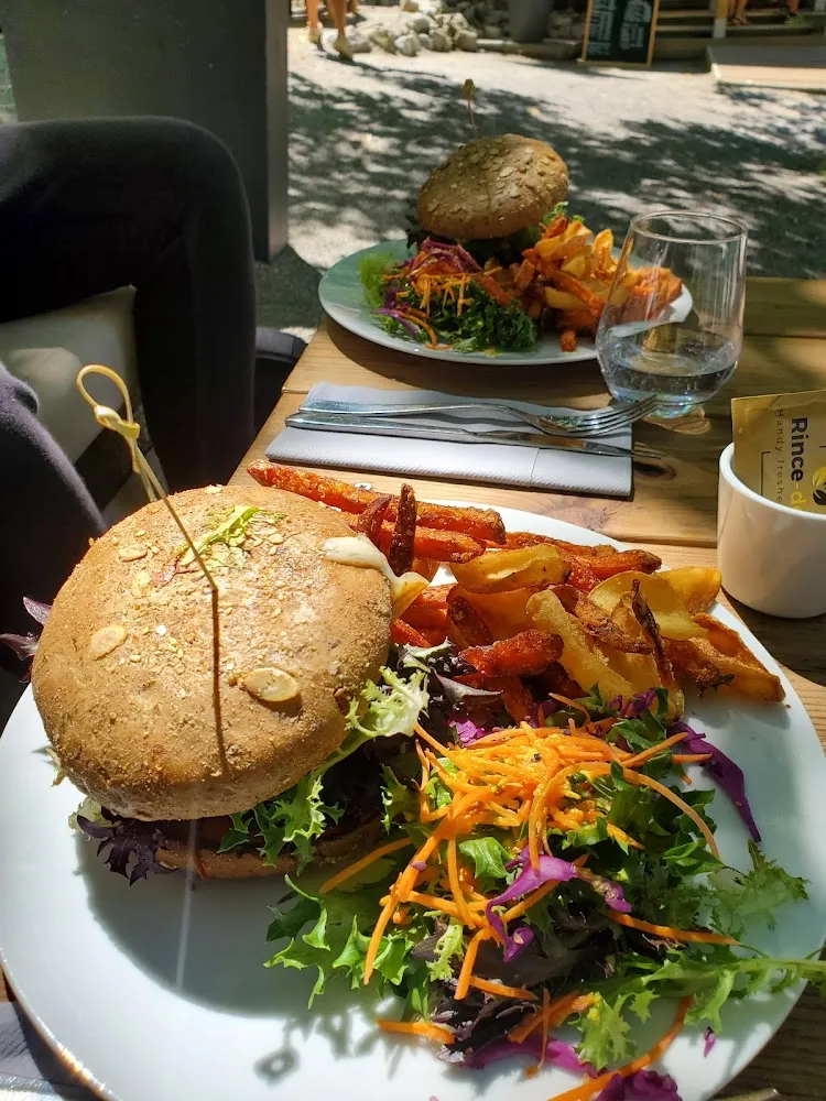 Burger À L Effiloché de Porc Frites Classiques Et Patates Douces